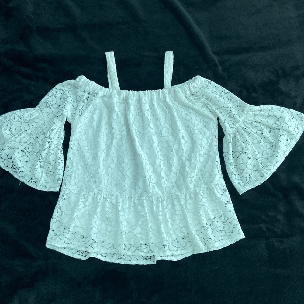 Kensie Cold Shoulder White Floral Lace lined top. Size M. Excellent condition.